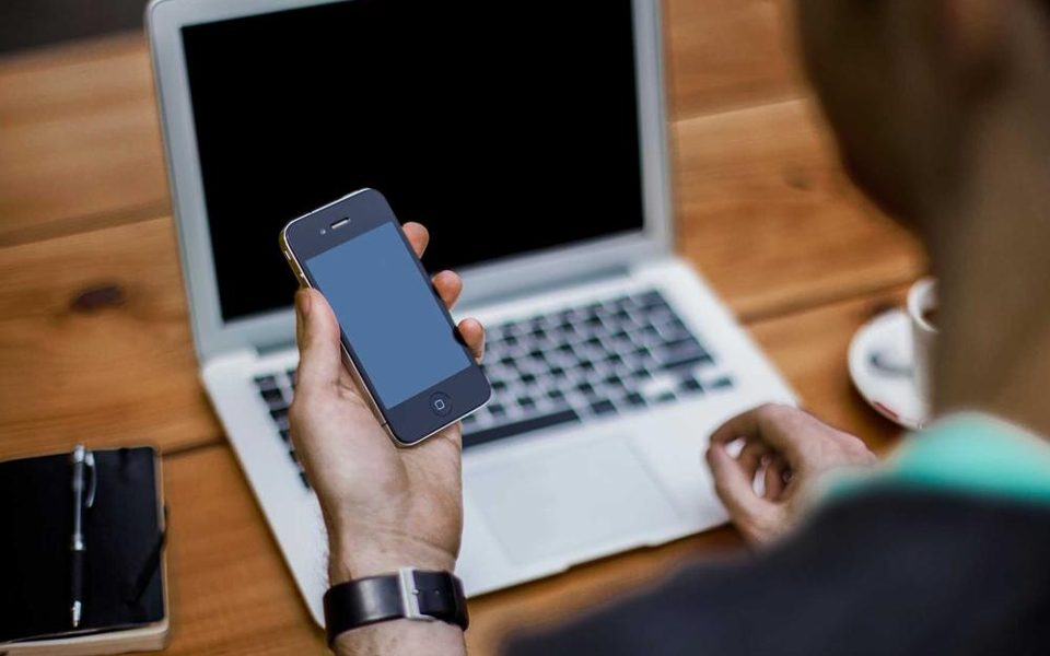 Smartfon leżący na biurku